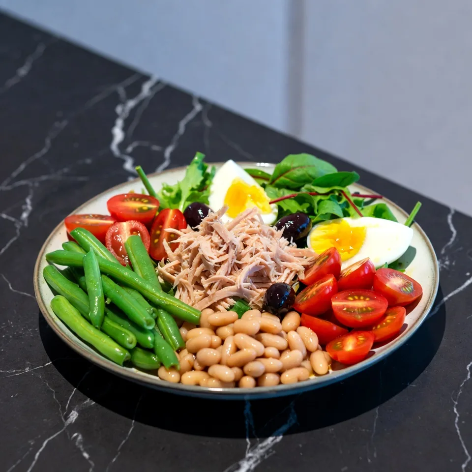 Fräsch Niçoisesallad med tonfisk, bönor och grönsaker